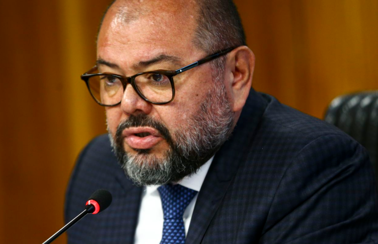 PF aponta ex-ministro de Bolsonaro como pilar institucional de desvios