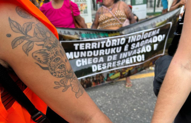 Em protesto pacífico, indígenas Munduruku cobram participação na COP30