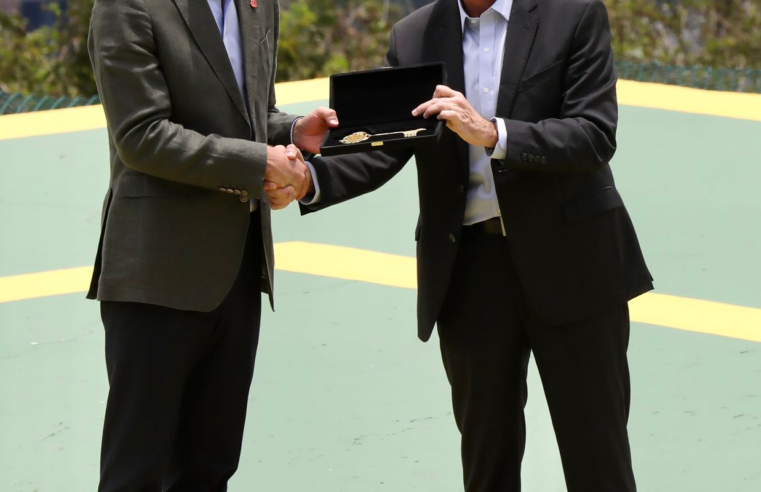 Príncipe William visita Pão de Açúcar e recebe chave da cidade do Rio