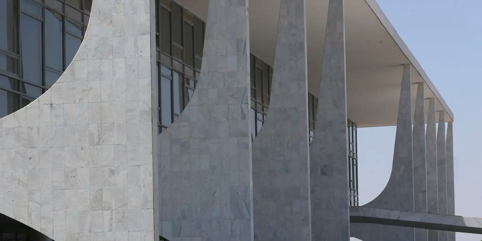 Governo sanciona proibição do uso de linguagem neutra em órgão público