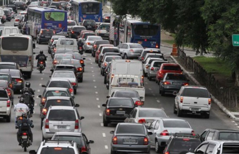 Feriado deve movimentar mais de 3 milhões de veículos em São Paulo