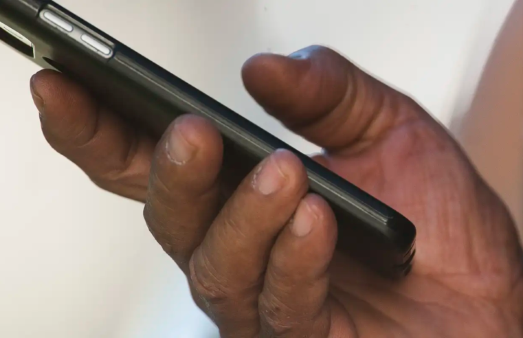 Polícia de SP faz operação contra receptação de celulares roubados