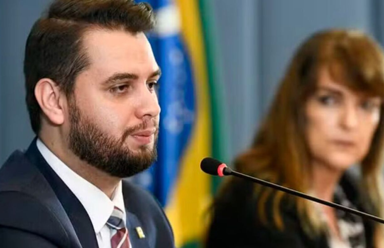 Moraes pede que Filipe Martins explique uso de rede social