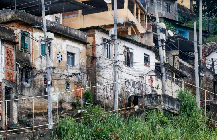 Quase 20% da população de favelas vivem em vias onde não passam carros