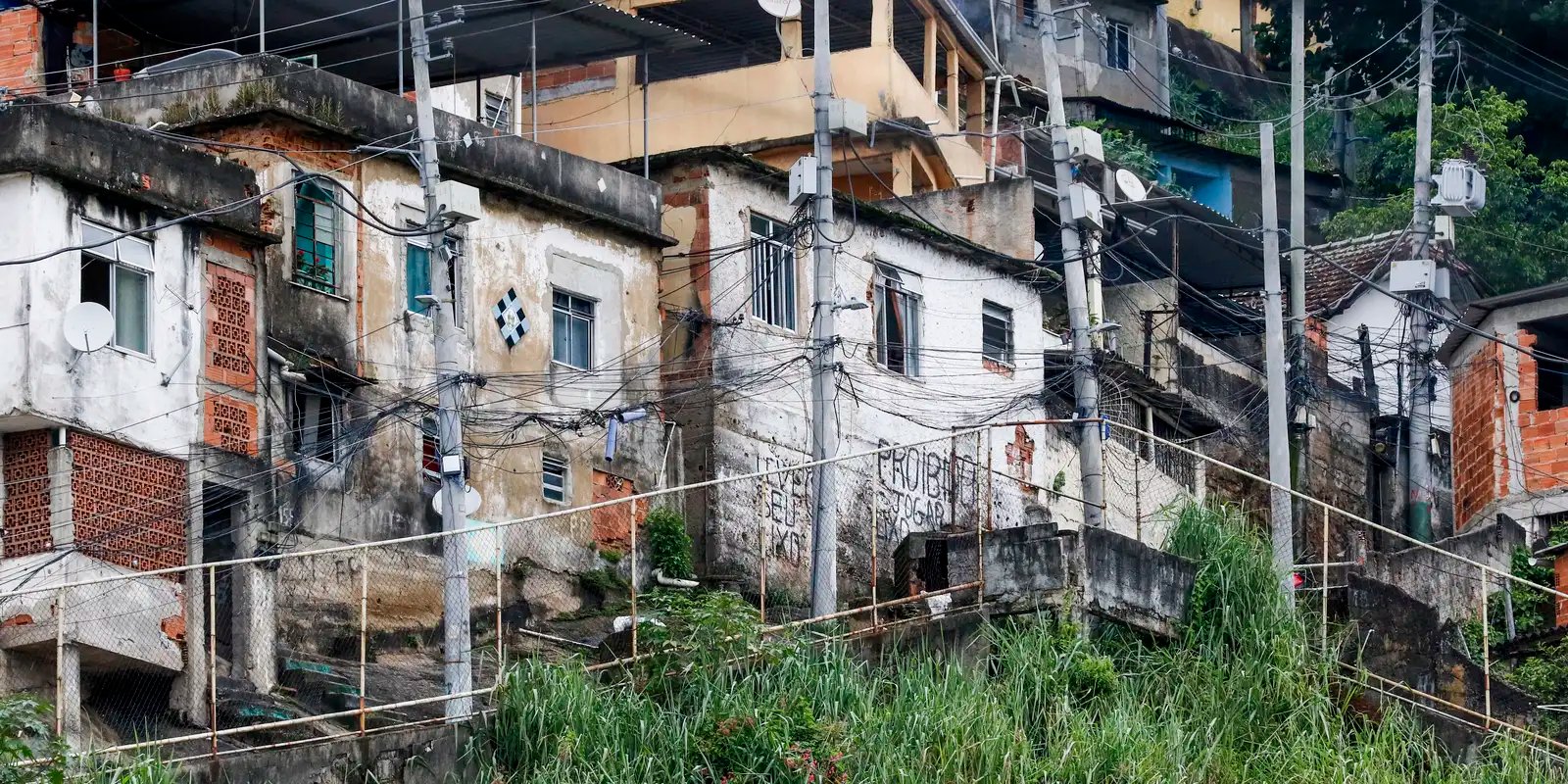 Quase 20% da população de favelas vivem em vias onde não passam carros