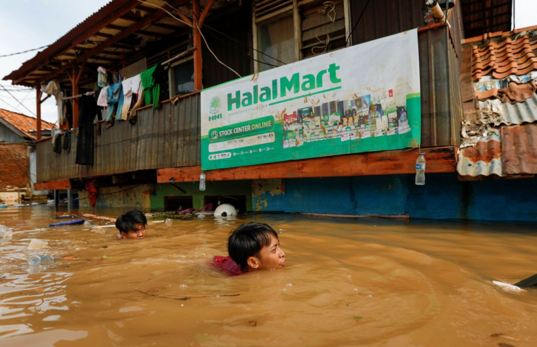 Mortes por enchentes na Ilha de Sumatra ultrapassam 900