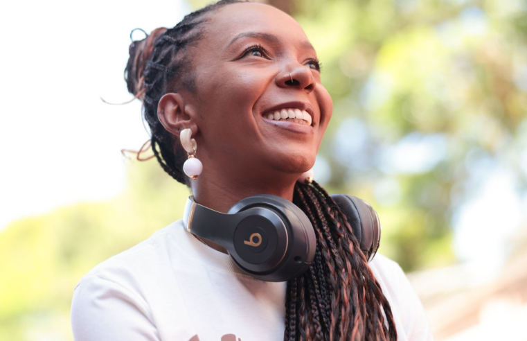 Ativista que quer “calçar o mundo” já distribuiu 60 mil chinelos