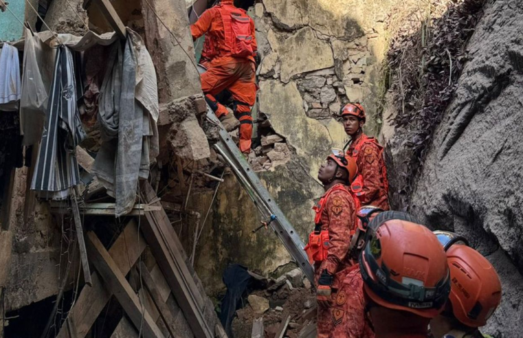 Resgatadas 17 pessoas de casarão que desabou no Rio
