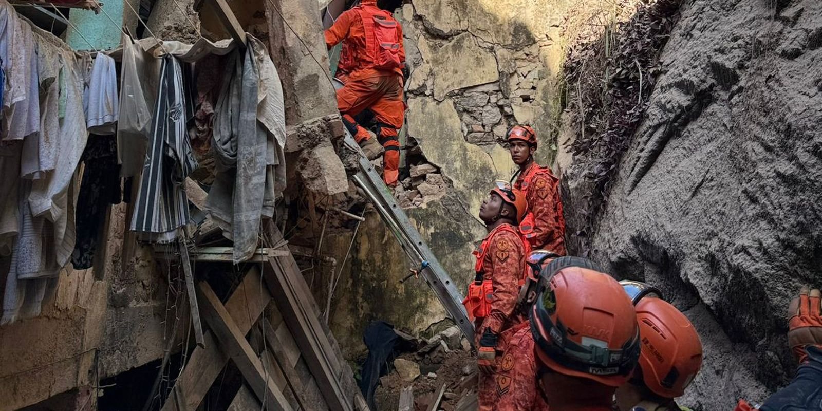 Bombeiros resgatam 17 pessoas de casarão que desabou no Rio