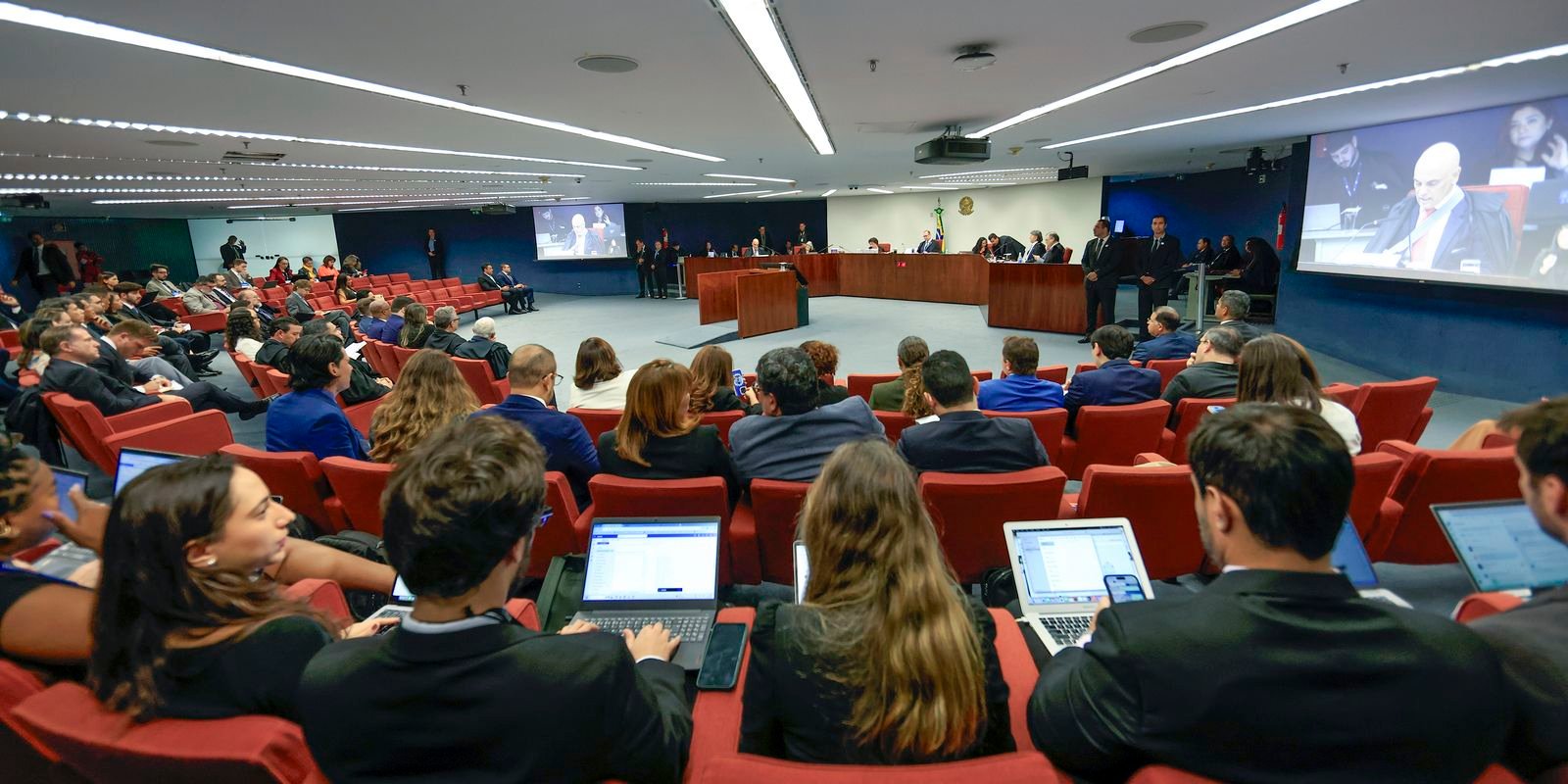 Moraes nega incluir ministro Fux em julgamento do núcleo 2