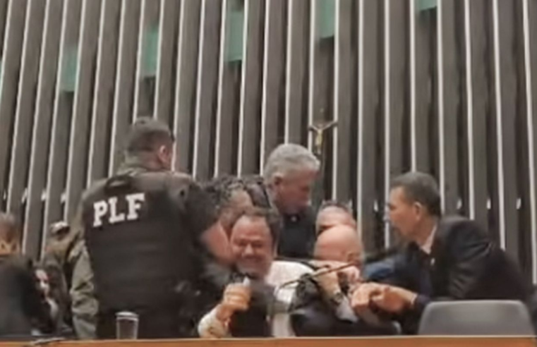 Entidades condenam retirada da imprensa na Câmara