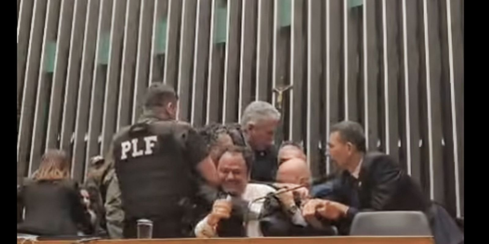 Entidades condenam retirada da imprensa na Câmara