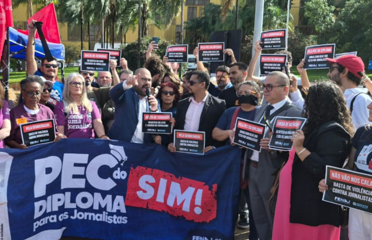 Jornalistas fazem ato contra censura e agressões na Câmara
