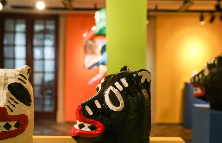 Tradição dos Juliōes na produção de máscaras de Olinda chega ao Rio