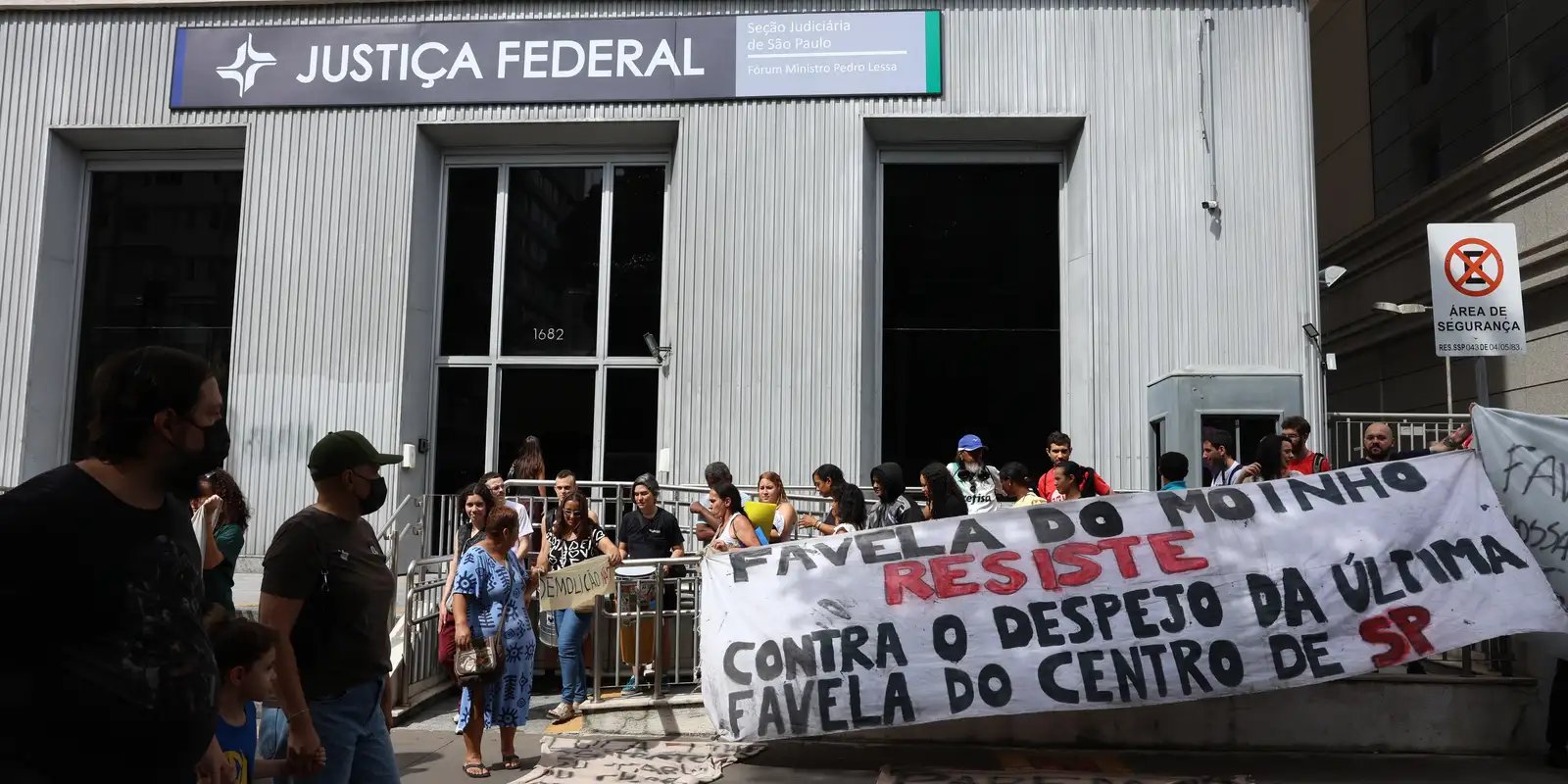Moradores da Favela do Moinho protestam contra demolições e despejos