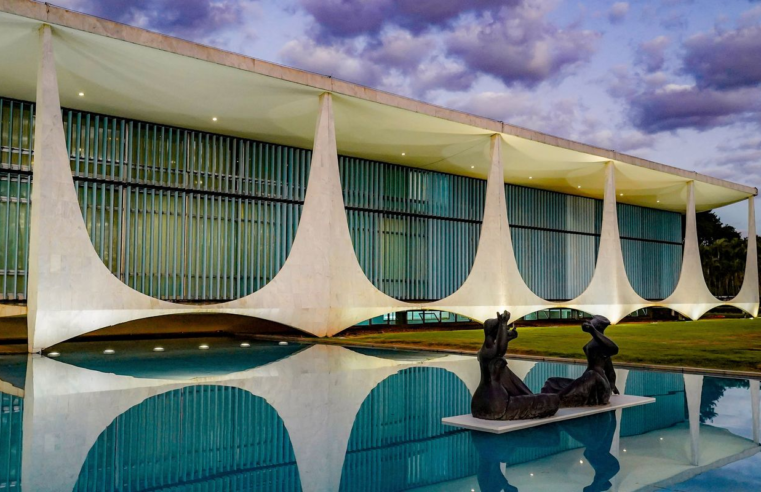 PF acha documentos no Alvorada e pede para interrogar Bolsonaro