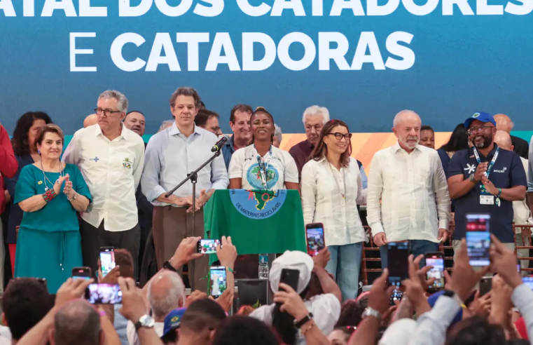 Catadores devem ser aplaudidos como agentes ambientais, diz Boulos