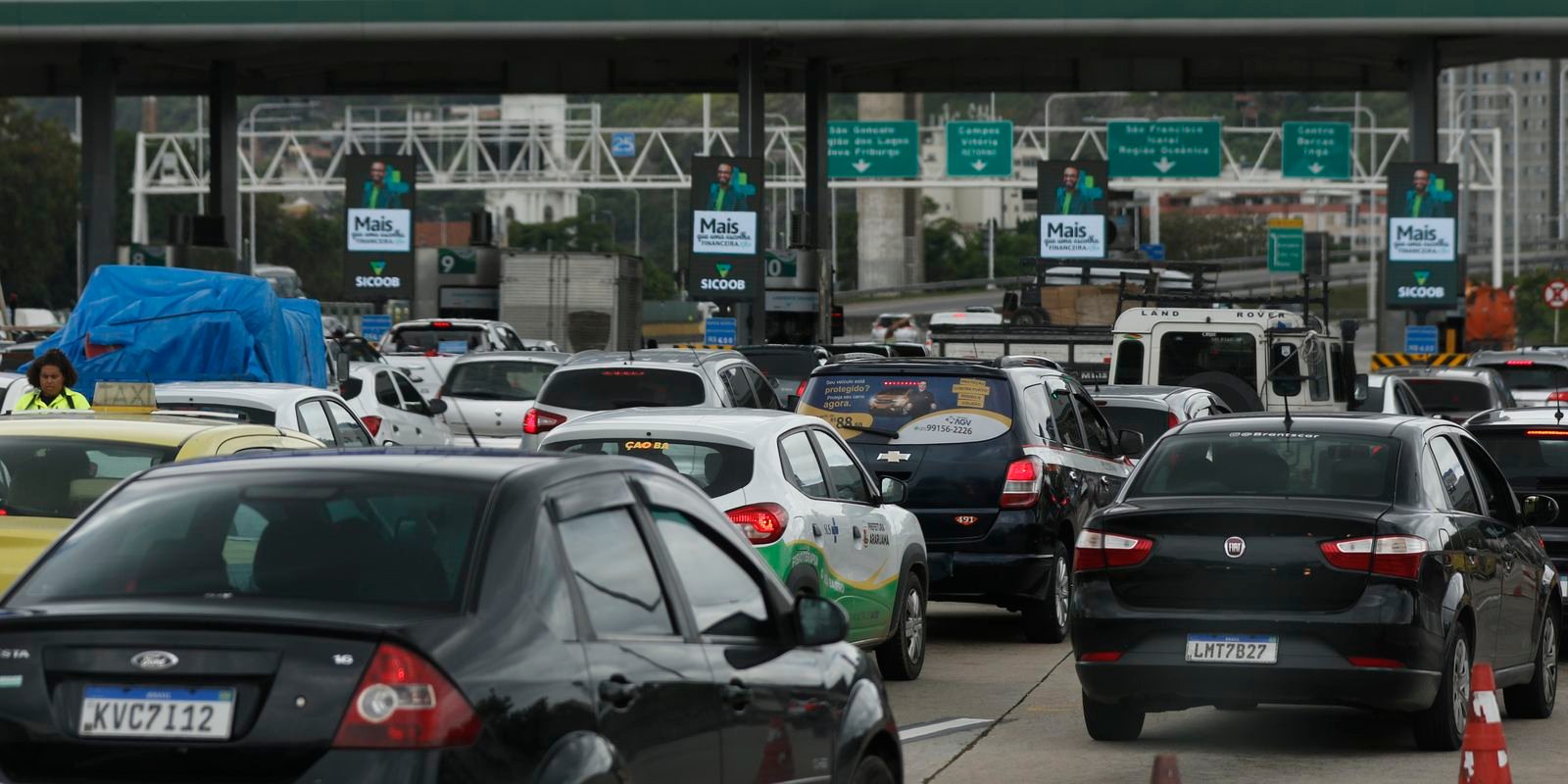 Andarilho invade Ponte Rio-Niterói e causa confusão no trânsito
