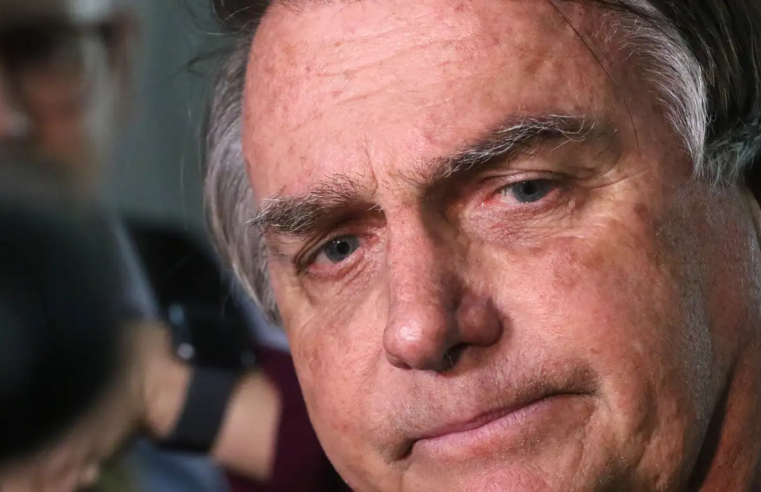 Bolsonaro é submetido à cirurgia para tratamento de hérnia bilateral