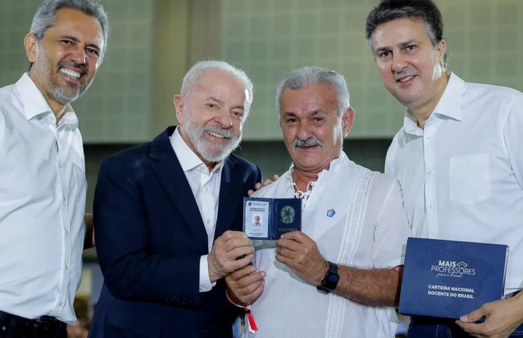 Lula entrega carteiras de docente a professores do Ceará