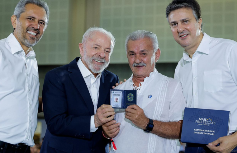 Carteira Docente é documento que valoriza profissão, diz professora