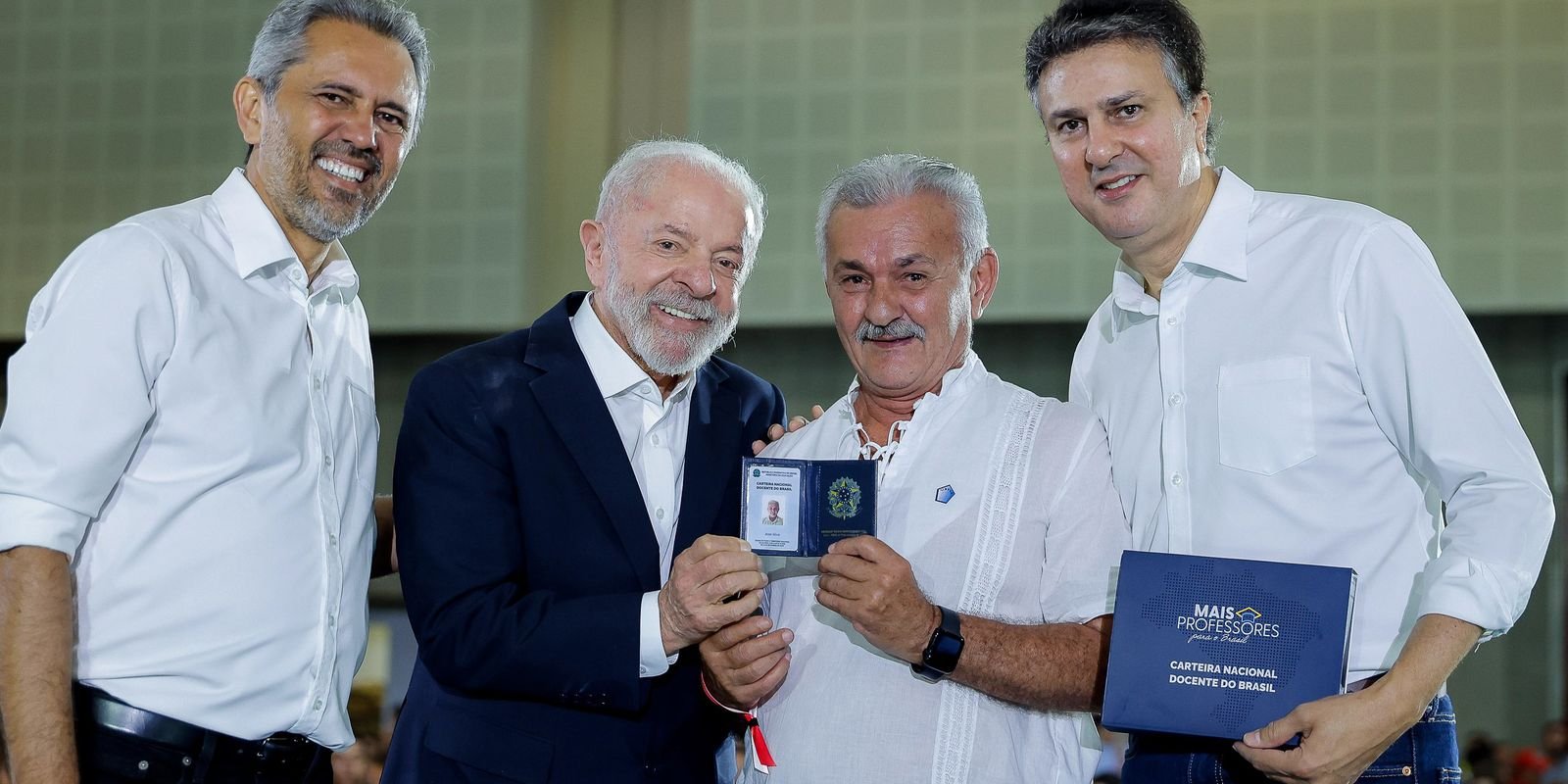 Carteira Docente é documento que valoriza profissão, diz professora