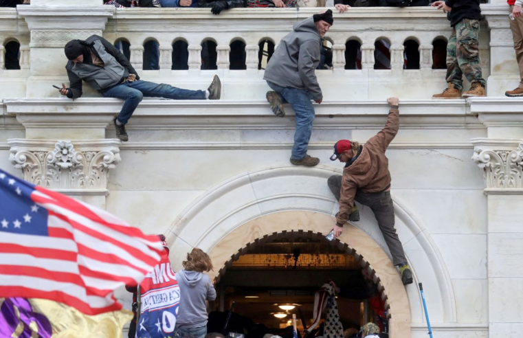 EUA lançam site onde reescrevem versão da invasão ao Capitólio