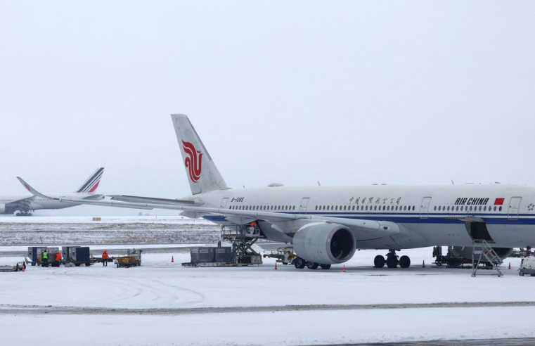 Tempestade Goretti: nevascas cancelam centenas de voos na Europa