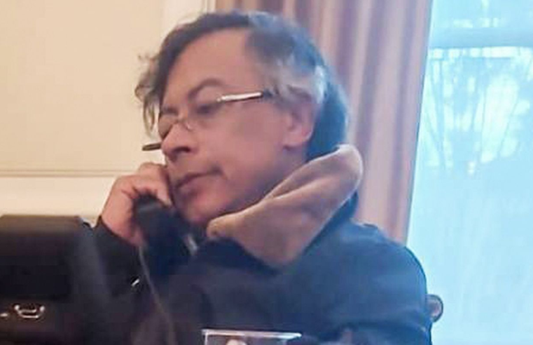 Após ameaças e acusações, Trump conversa com presidente colombiano