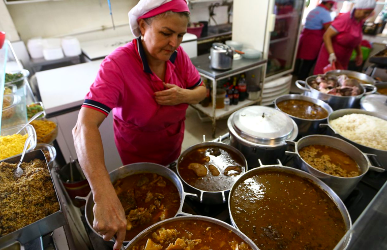 Cresce contratação de pessoas 50+ no comércio e nos serviços em SP