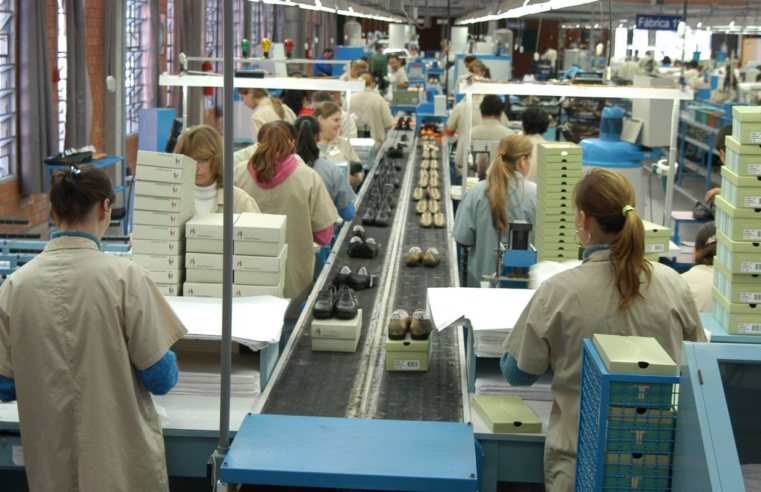 Faturamento da indústria sobe, mas emprego cai pelo terceiro mês