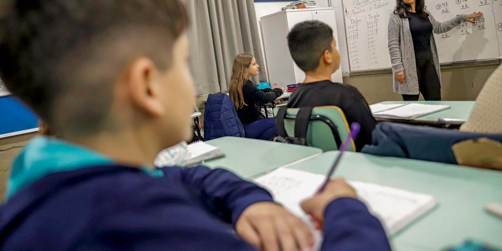 CNTE comemora reajuste do piso do magistério; prefeitos contestam