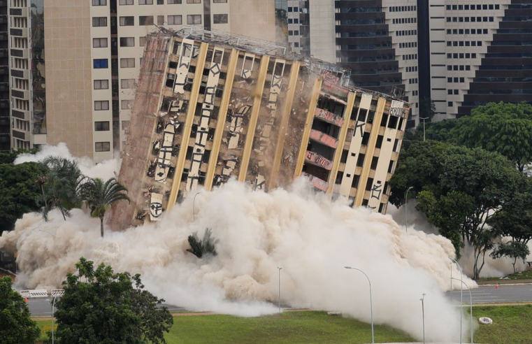 Tradicional hotel de luxo é implodido no centro de Brasília