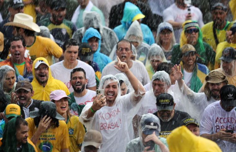 Raio atinge manifestantes na Praça do Cruzeiro, em Brasília