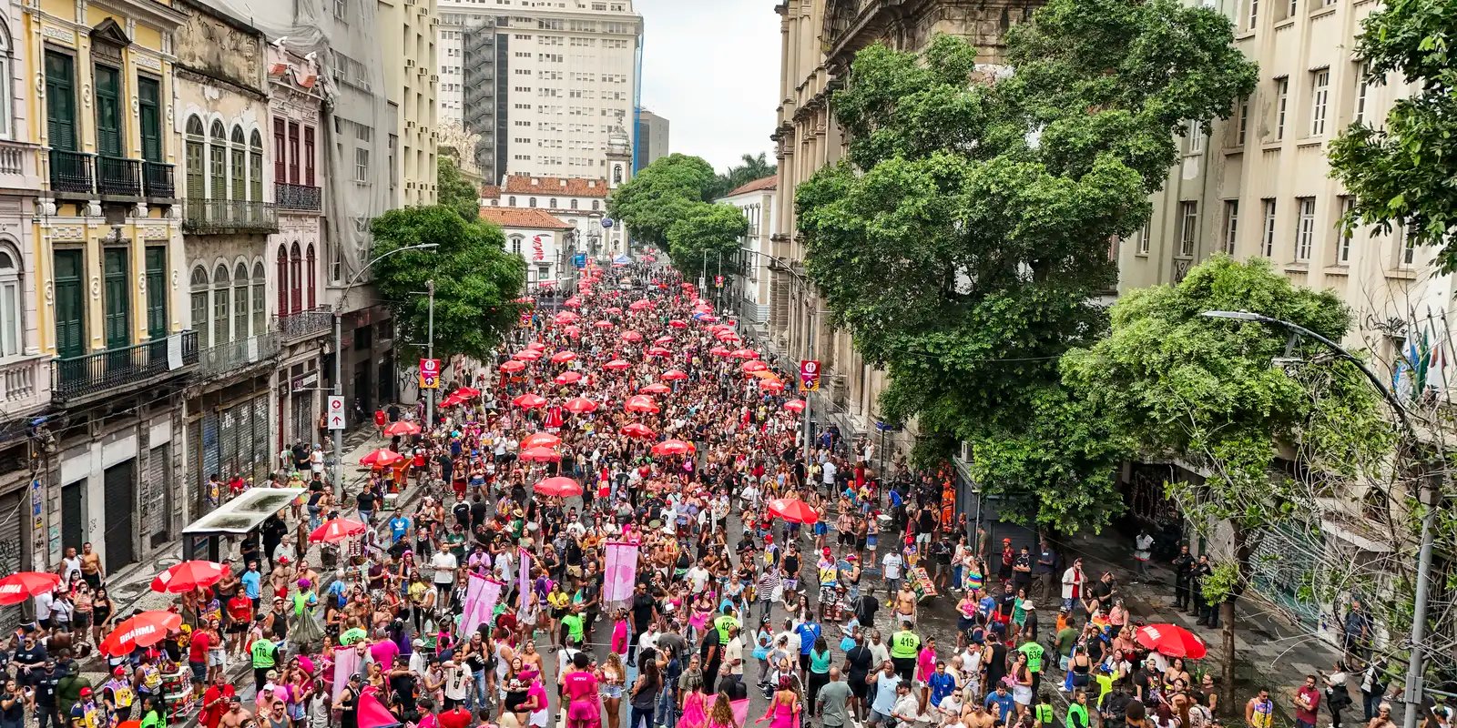 Bloco da Lexa atrai foliões para o circuito Preta Gil no centro do Rio