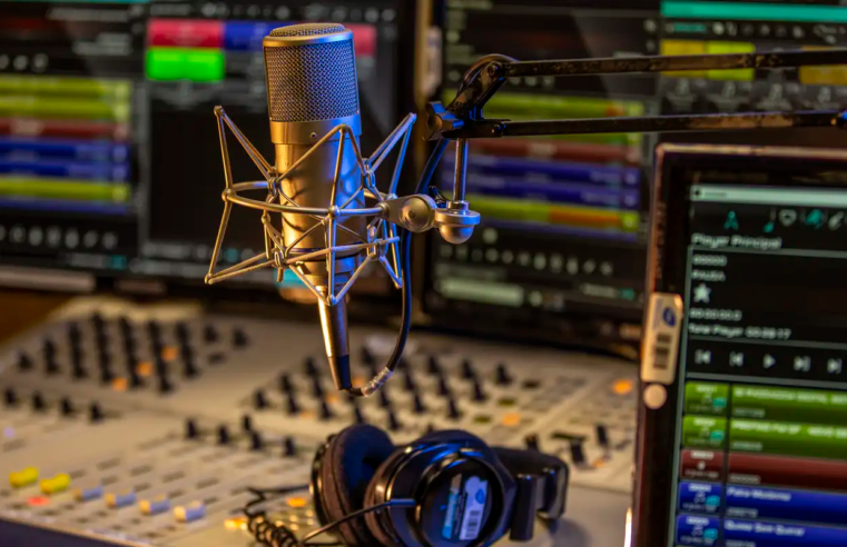 Rádio MEC e Nacional têm crescimento histórico de audiência em 2025