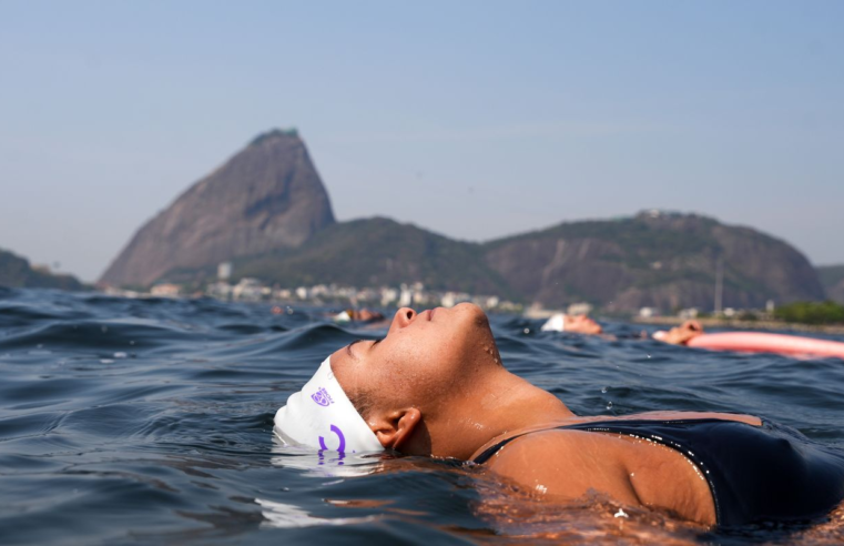 Treinos em grupo na praia devolvem liberdade a pessoas trans no Rio