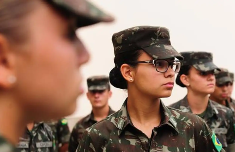 Exército faz seleção para alistamento militar de homens e mulheres