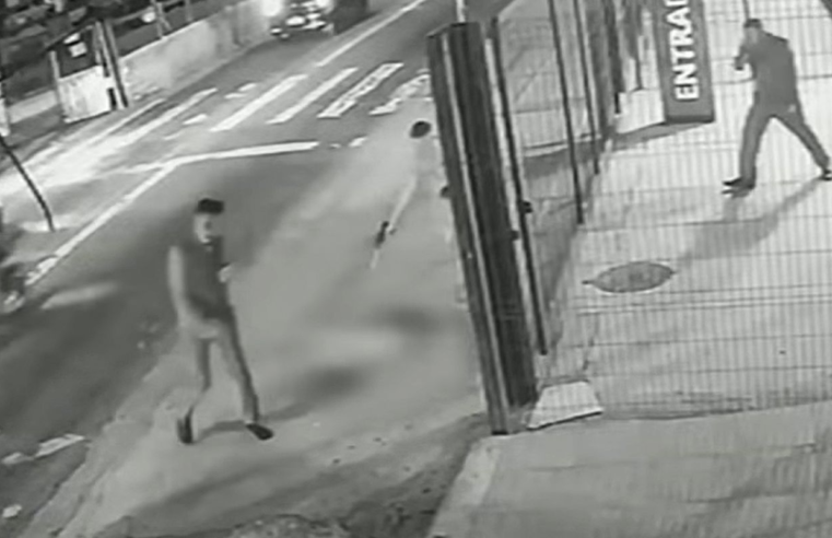 Cachorro é morto com dez tiros em frente a ponto de ônibus em SP