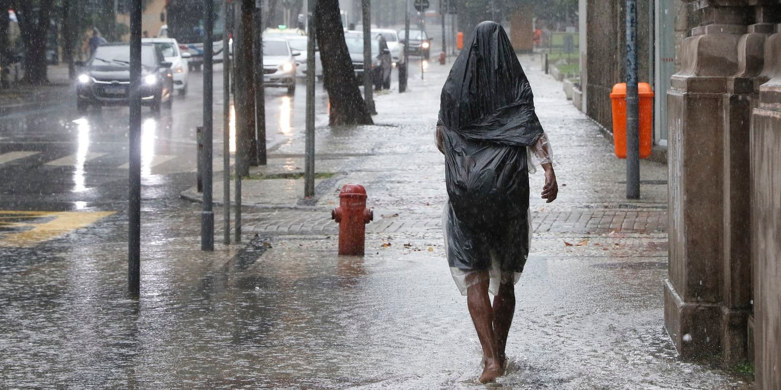 Inmet emite alerta laranja para tempestades no país até sábado