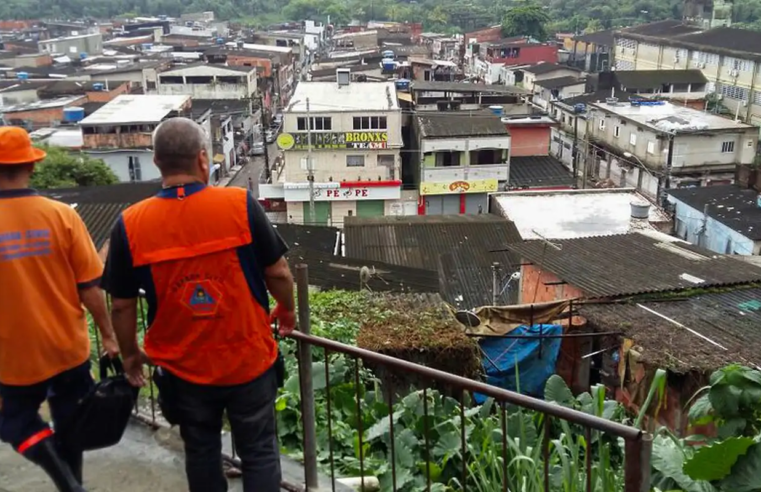 Tempestade atinge o Guarujá, causa alagamentos e deixa 12 desabrigados