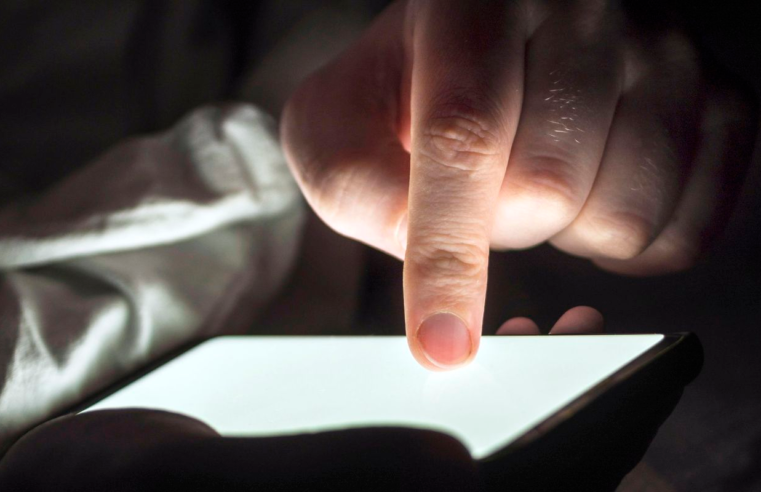 Conteúdos falsos criados com IA mais que triplicam entre 2024 e 2025