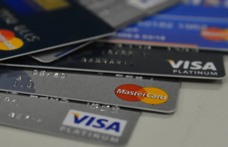 Percentual de famílias com dívidas cresce, mas inadimplência cai