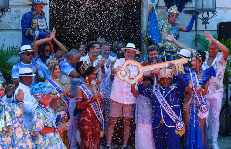 Rei Momo recebe chave da cidade e abre o Carnaval do Rio 2026