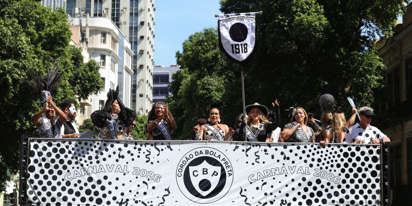 Cordão do Bola Preta celebra tradição de 107 carnavais no Rio