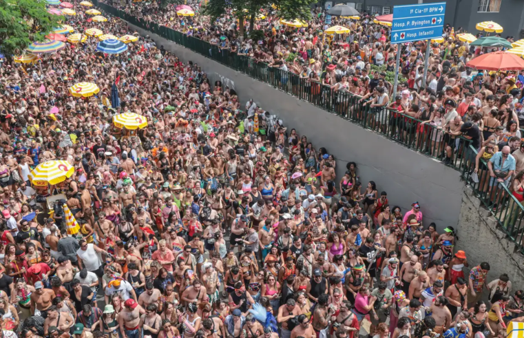 Tarde de blocos no Bixiga valoriza músicas brasileiras em São Paulo