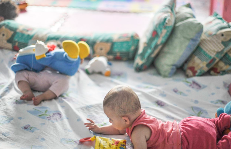 Pobreza afeta desenvolvimento de bebês desde 6 meses, mostra pesquisa