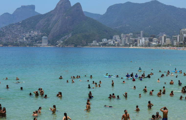 Carnaval: salva-vidas resgatam 453 pessoas no litoral fluminense