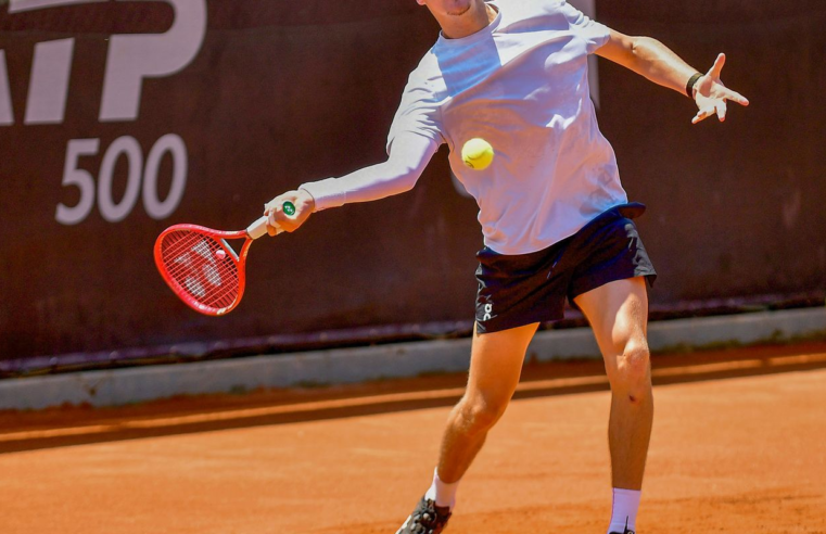 João Fonseca vence Thiago Monteiro em duelo brasileiro pelo Rio Open