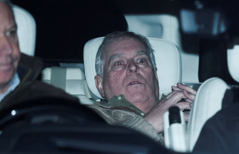 Polícia segue com buscas em mansão, após libertar ex-príncipe Andrew